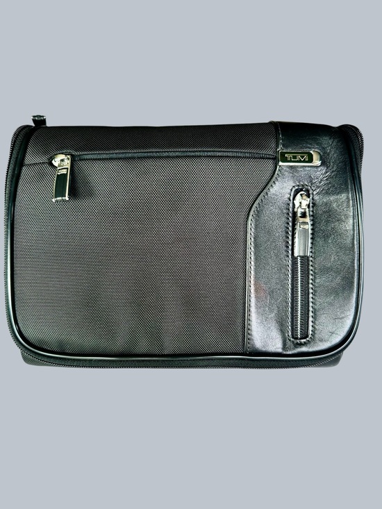 Tumi Other - Tumi Arrivé Barajas Leather Toiletries travel kit
